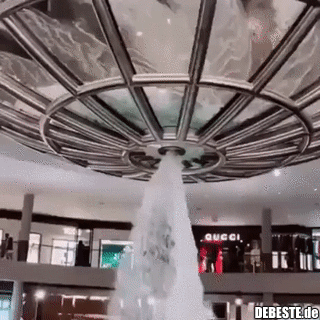 Ein Indoor-Wasserfall in einem Einkaufszentrum. - Lustige Bilder | DEBESTE.de