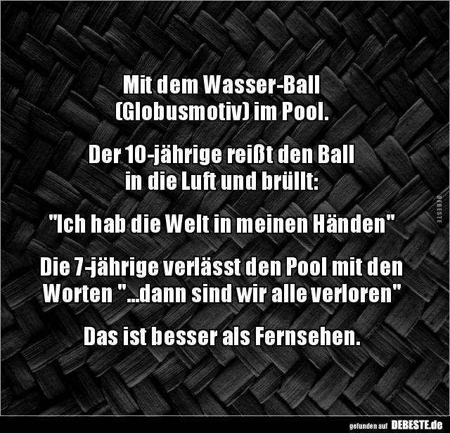 Mit dem Wasser-Ball  (Globusmotiv) im Pool... - Lustige Bilder | DEBESTE.de