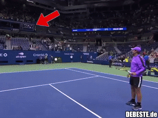 Rafael Nadal zeigt seine Treffsicherheit, er trifft direkt in die Kommentatorenkabine. - Lustige Bilder | DEBESTE.de