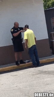 Polizist aus Florida hilft Obdachlosem beim Rasieren, damit er einen Job bekommt. - Lustige Bilder | DEBESTE.de