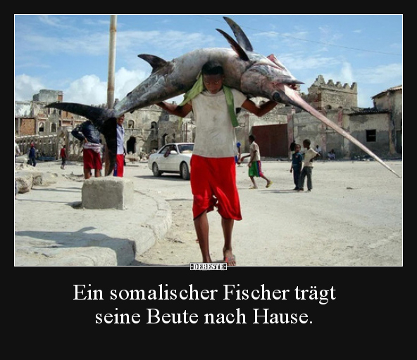 Ein somalischer Fischer trägt seine Beute nach Hause... - Lustige Bilder | DEBESTE.de
