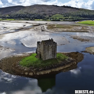 Eine 700 Jahre alte Burg auf einem Sumpf gebaut. - Lustige Bilder | DEBESTE.de