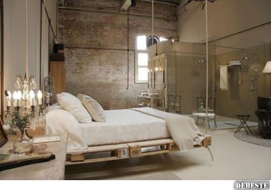 Schwebendes Bett aus Europaletten - Lustige Bilder | DEBESTE.de