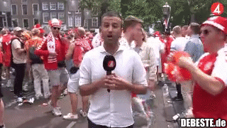 Ein schwedischer Reporter versucht, seinen Job inmitten von dänischen Fans zu machen.. - Lustige Bilder | DEBESTE.de