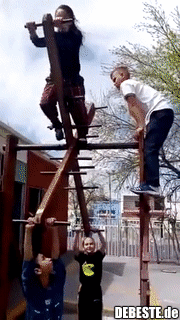 Kinder auf einem Spielplatz.. - Lustige Bilder | DEBESTE.de