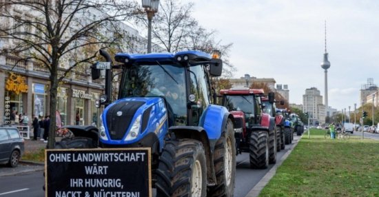 Nackt auf traktor