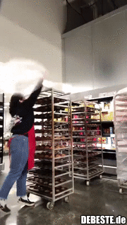 Der Beutel fliegt aufgrund von heißer Luft in die Höhe. - Lustige Bilder | DEBESTE.de