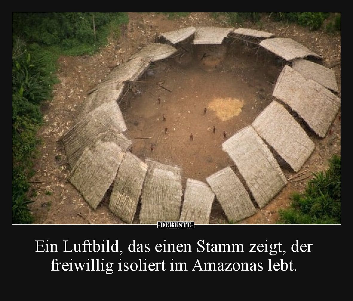 Ein Luftbild, das einen Stamm zeigt, der freiwillig isoliert im Amazonas lebt.
