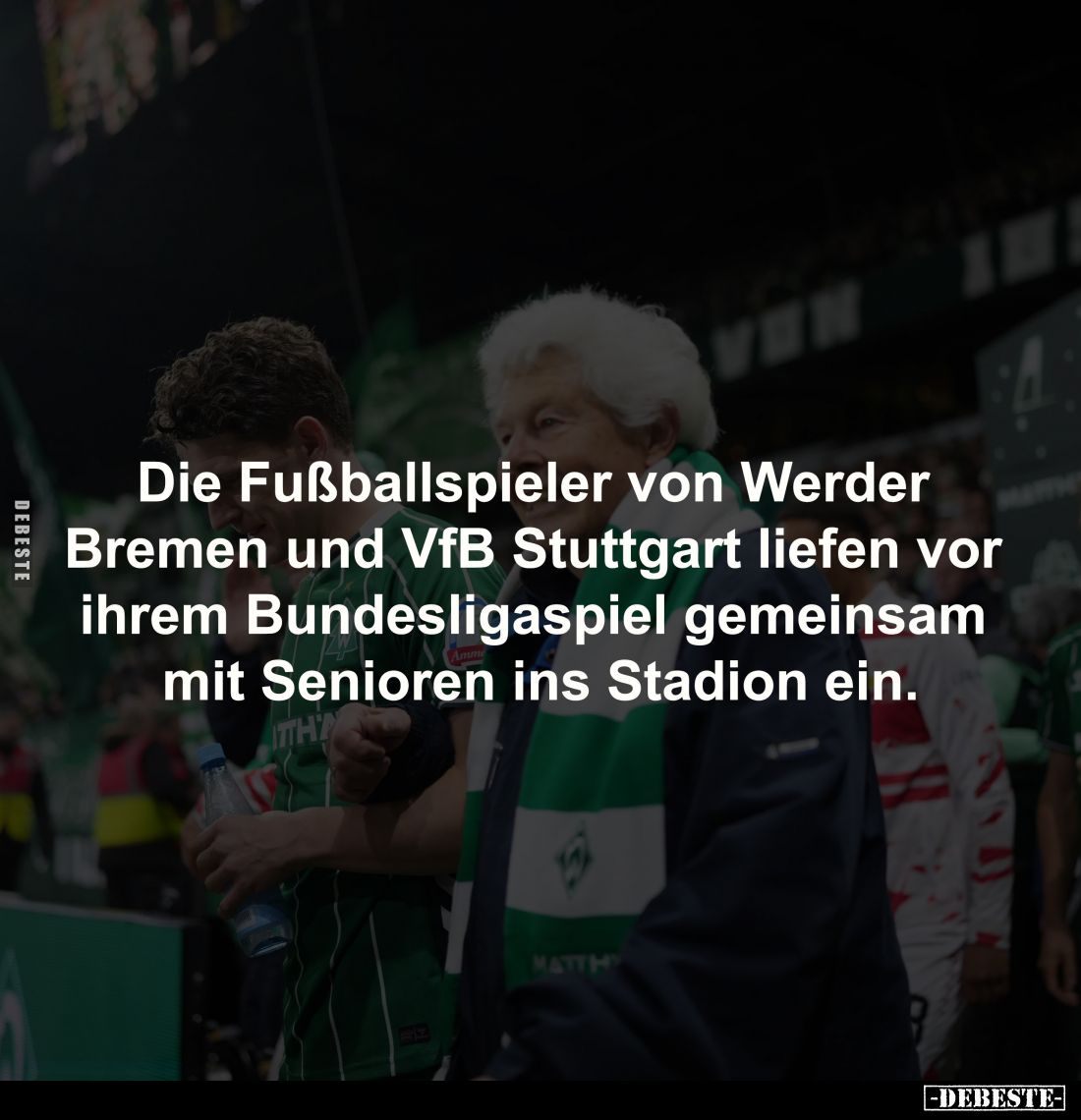 Die Fußballspieler von Werder 
Bremen und VfB Stuttgart liefen vor 
ihrem Bundesligaspiel gemeinsam 
mit Senioren ins Stad...
