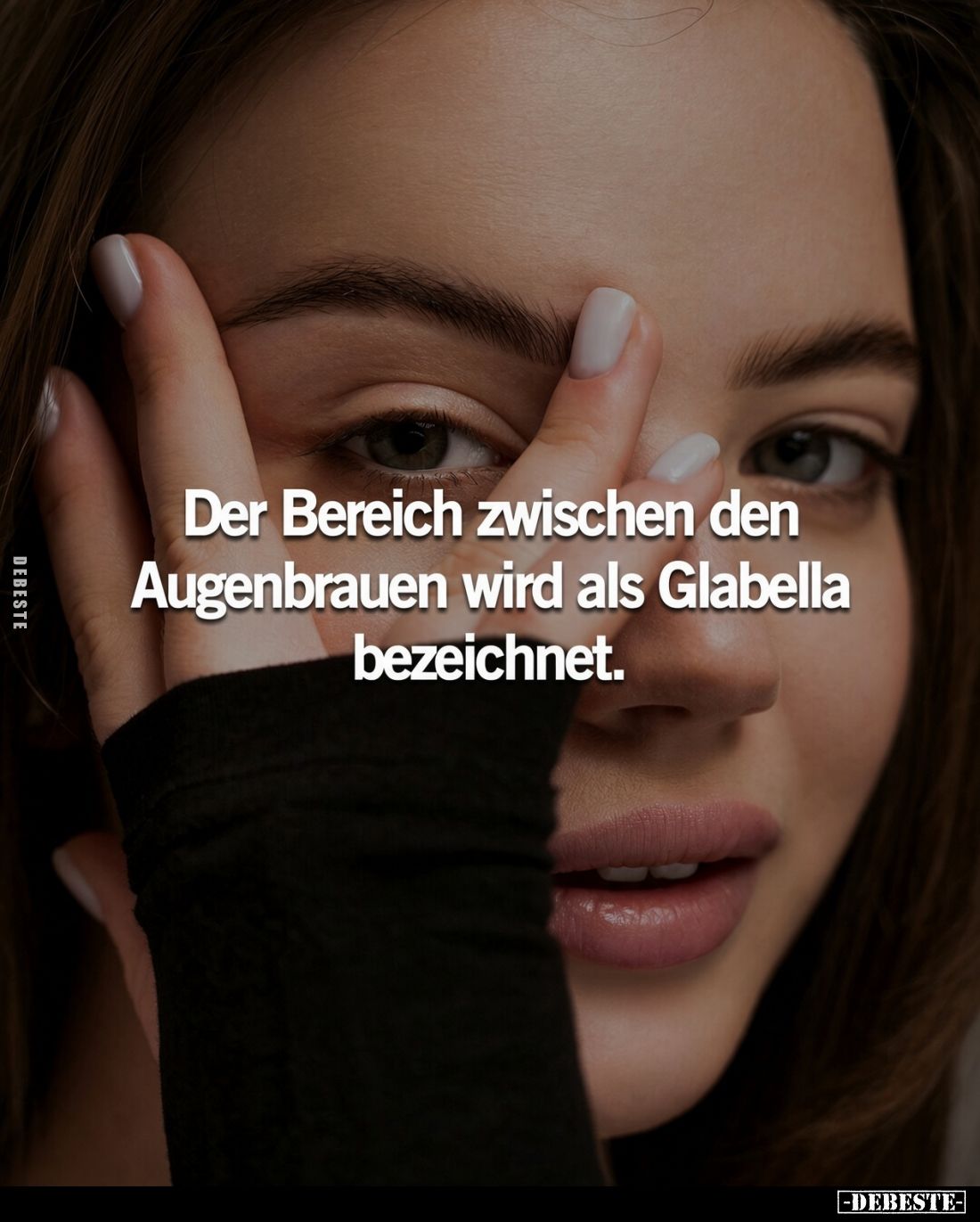 Der Bereich zwischen den Augenbrauen wird als Glabella bezeichnet.