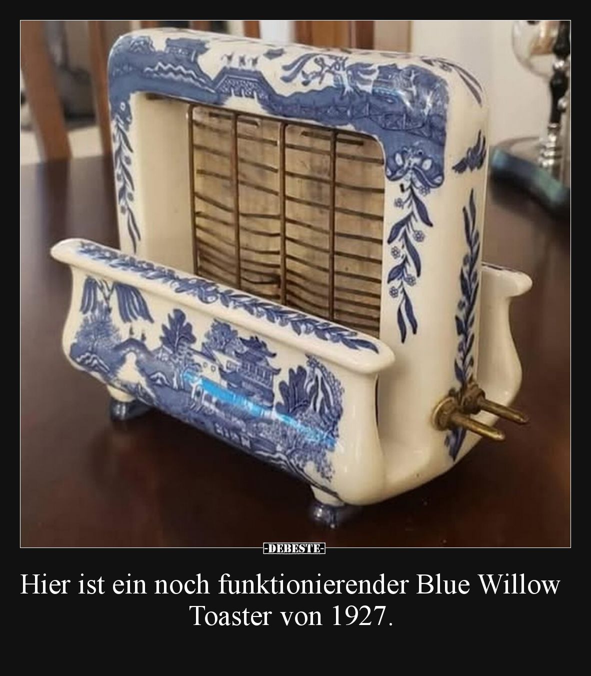 Hier ist ein noch funktionierender Blue Willow Toaster von 1927.