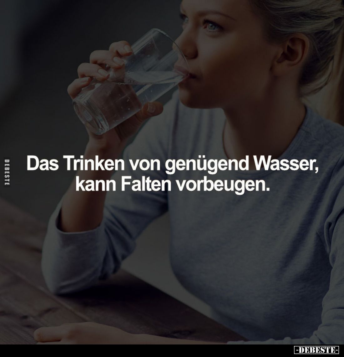 Das Trinken von genügend Wasser, kann Falten vorbeugen.