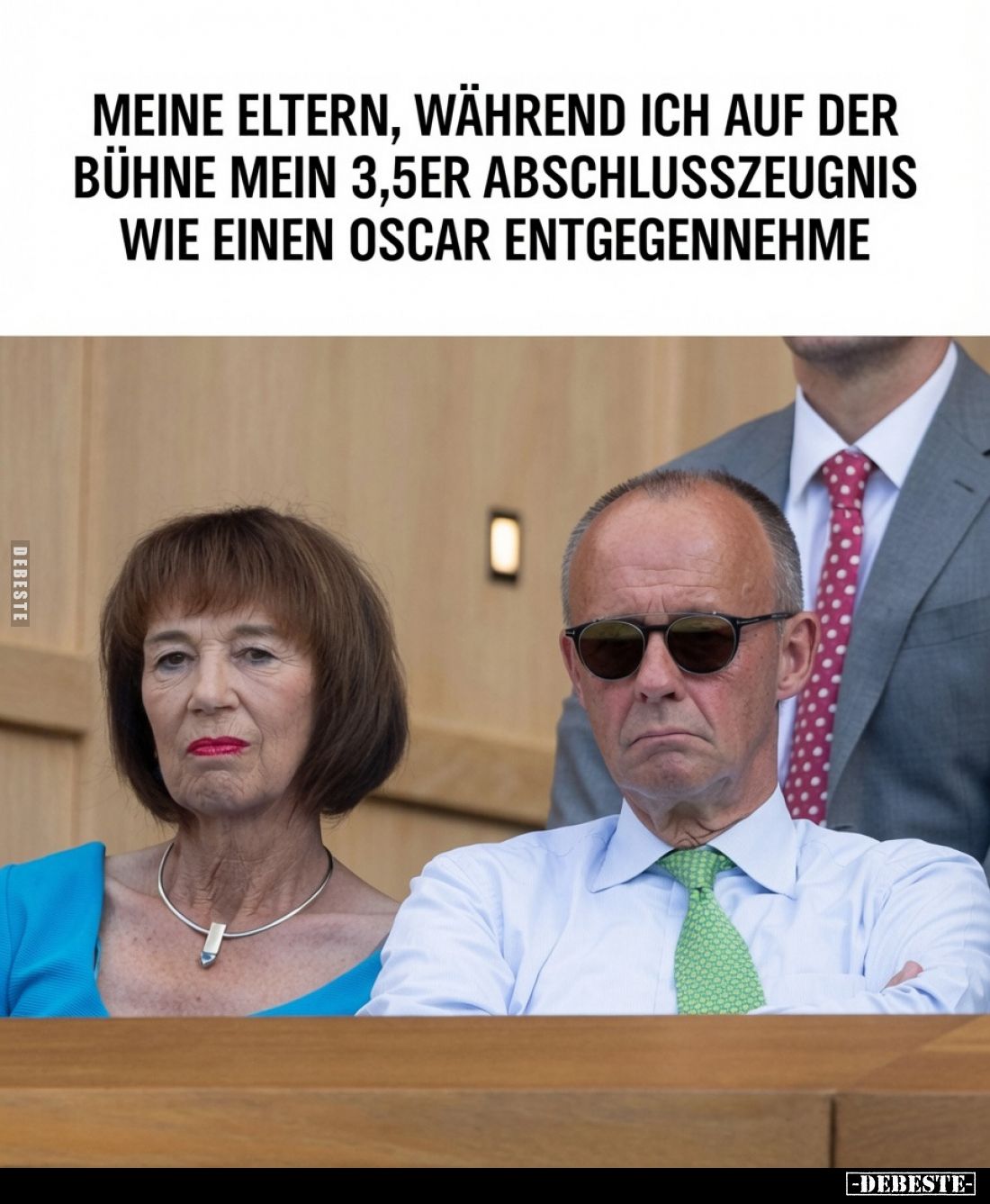 Meine Eltern, während ich auf der Bühne mein 3,5er Abschlusszeugnis wie einen Oscar entgegennehme.