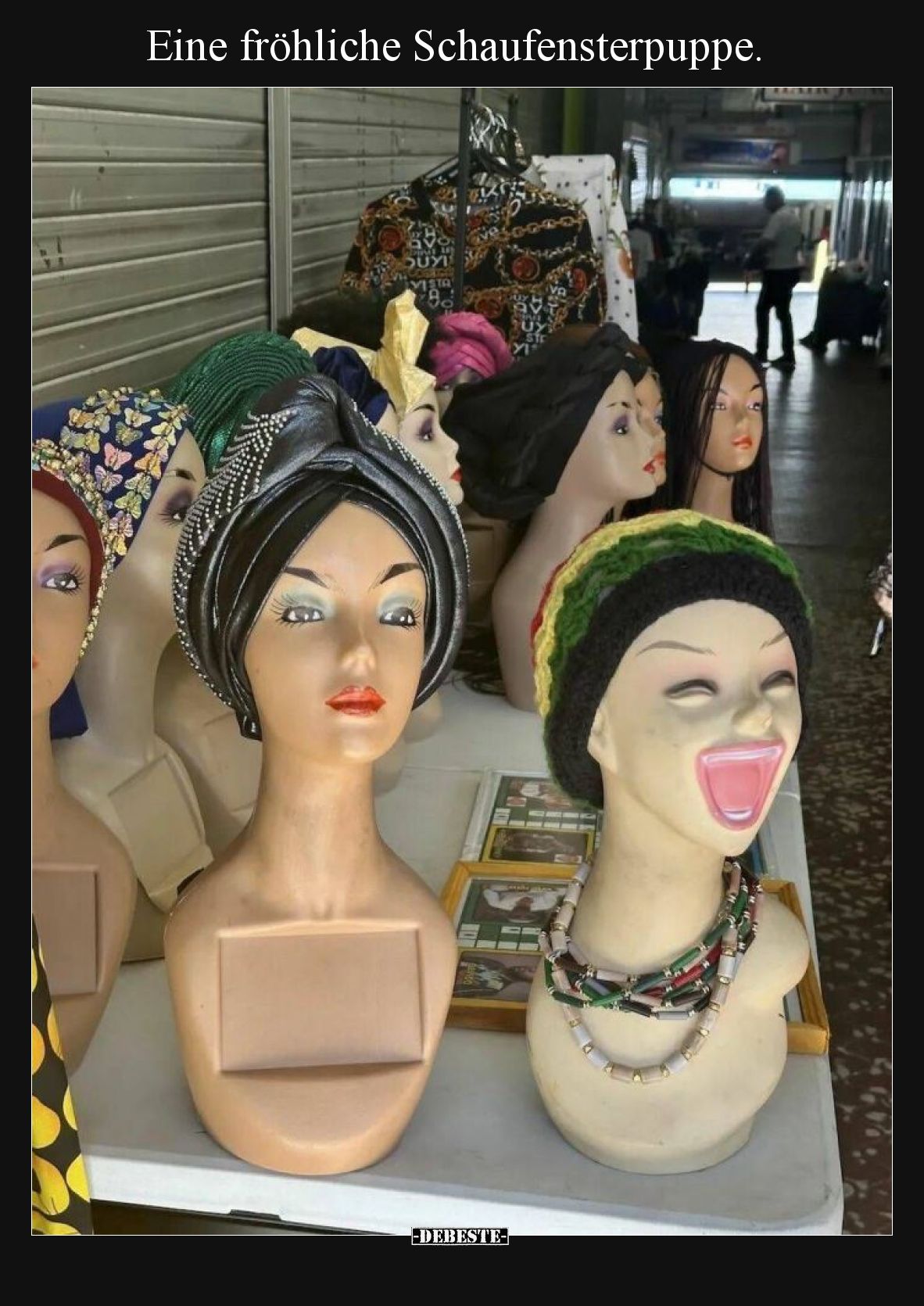 Eine fröhliche Schaufensterpuppe