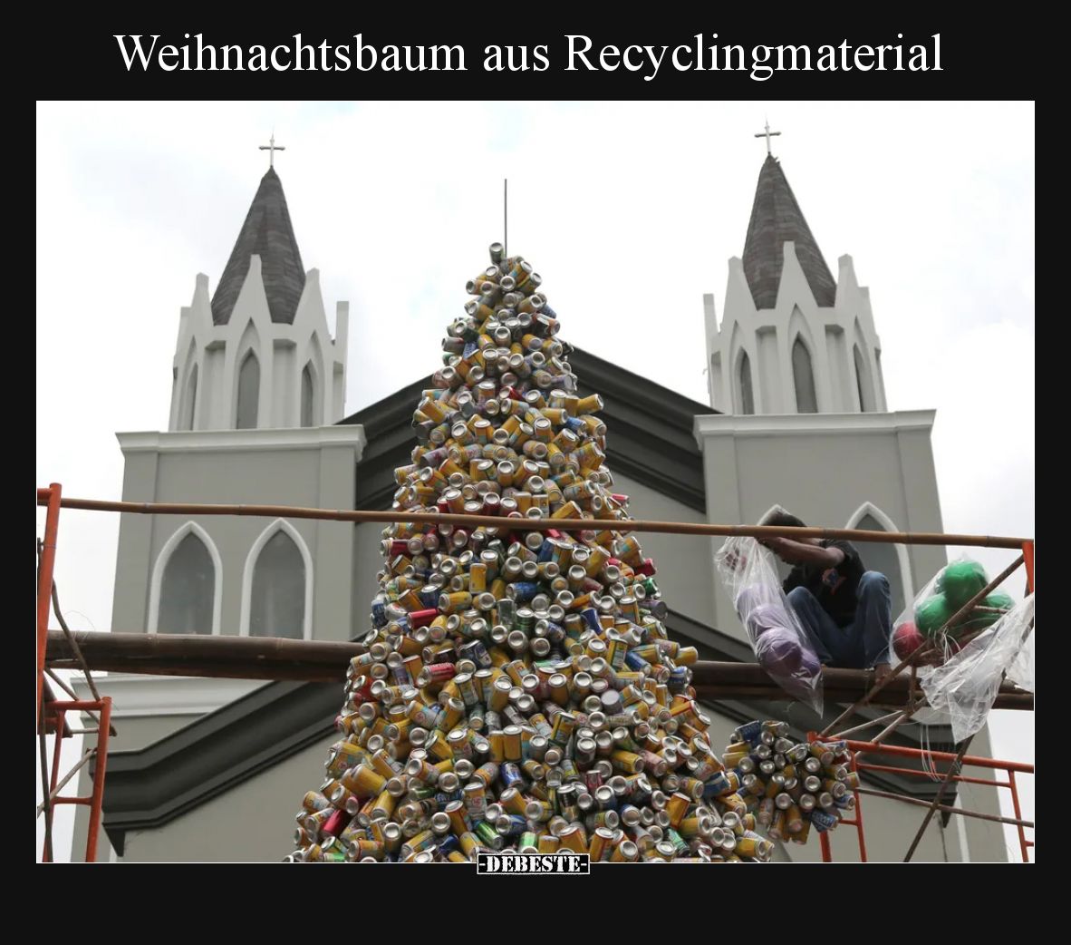 Weihnachtsbaum aus Recyclingmaterial