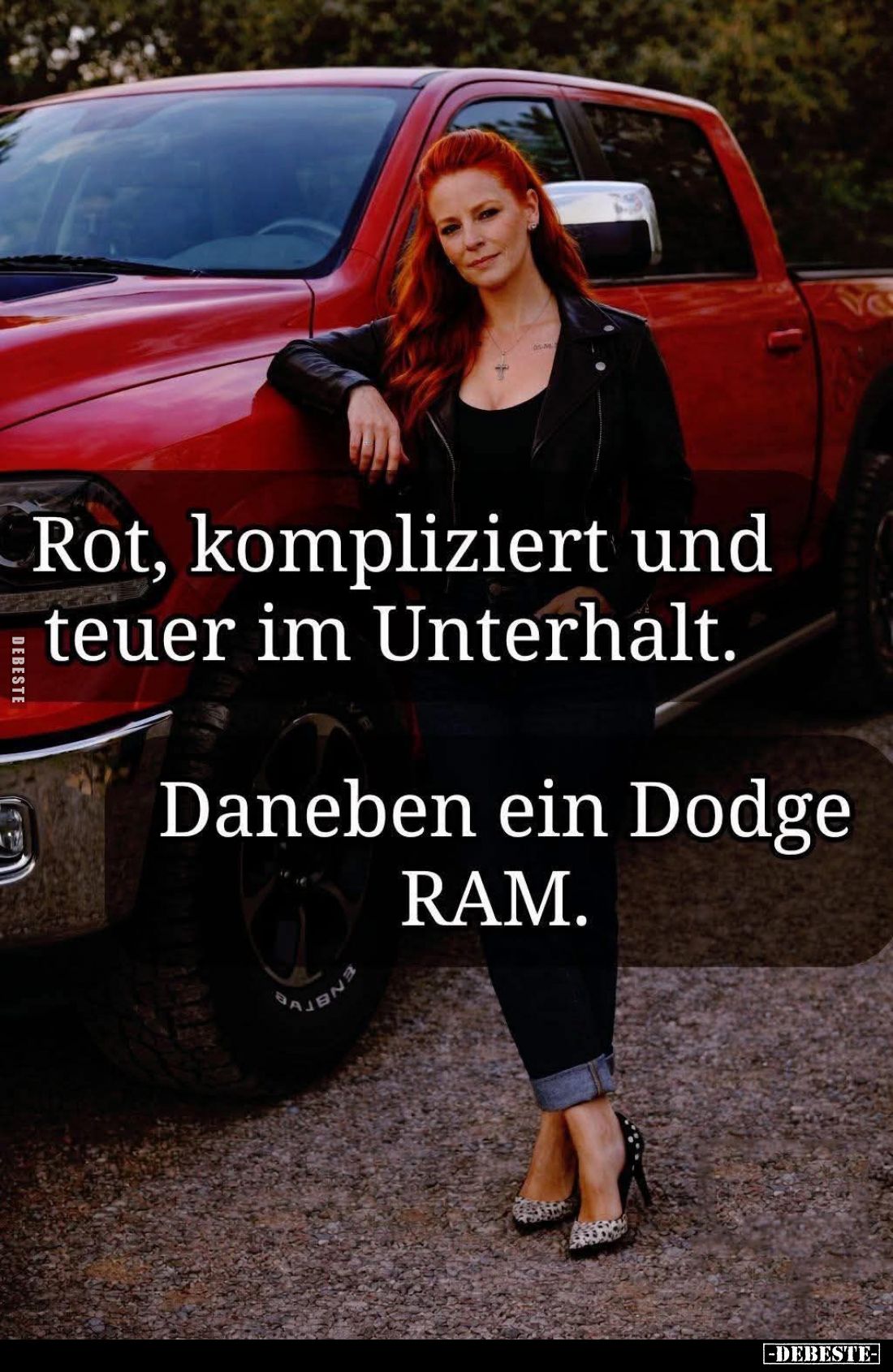 Rot, kompliziert und teuer im Unterhalt.
Daneben ein Dodge RAM.