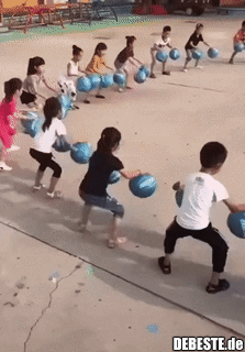 Kollektives Ballspiel in China.. - Lustige Bilder | DEBESTE.de