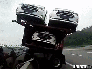 Wenigstens hat er ne orangene Fahne dran für überstehende Landung.