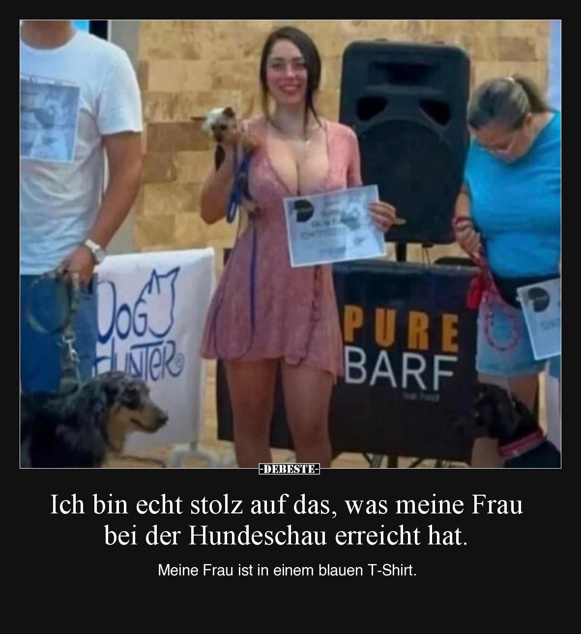 Ich bin echt stolz auf das, was meine Frau bei der Hundeschau erreicht hat.
Meine Frau ist in einem blauen T-Shirt.
