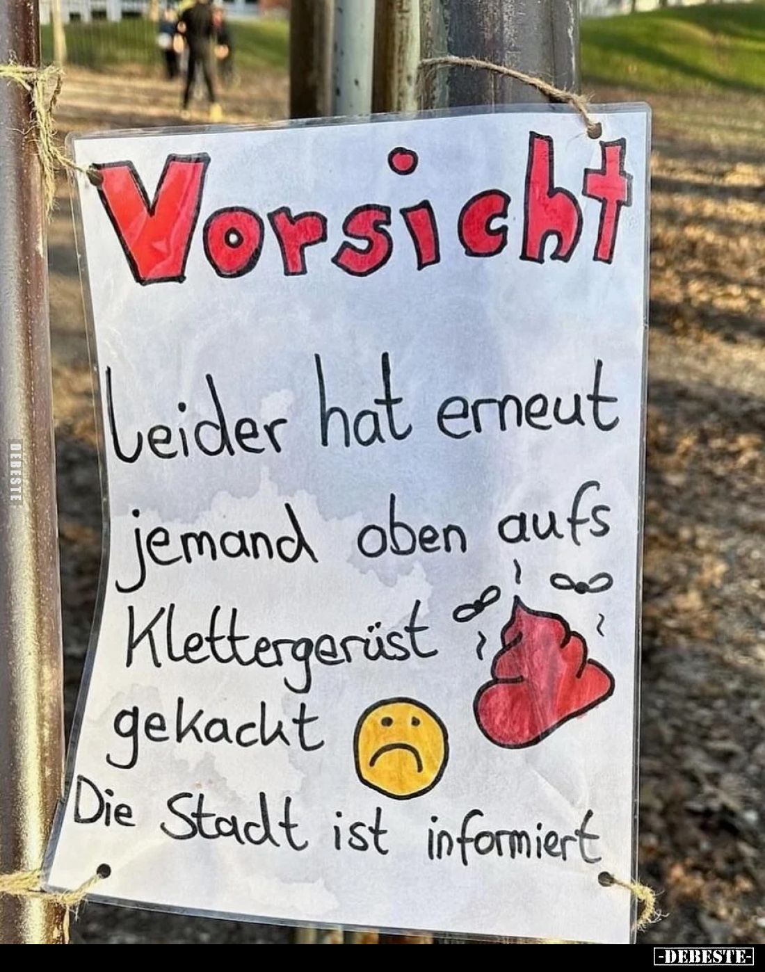 Vorsicht!
Leider hat erneut jemand oben aufs Klettergerüst gekackt.
Die Stadt ist informiert.