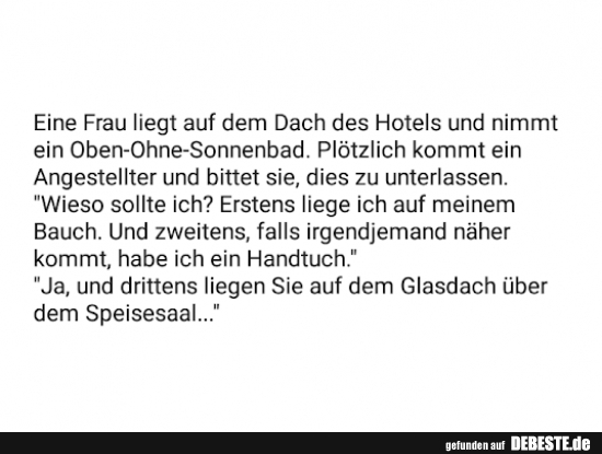 Eine Frau liegt auf dem Dach des Hotels und nimmt..