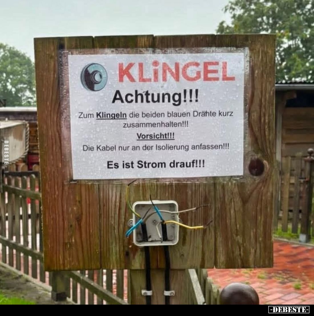 KLINGEL
Achtung!!!
Zum Klingeln die beiden blauen Drähte kurz zusammenhalten!!!
Vorsicht!!!
Die Kabel nur an der Isolieru...