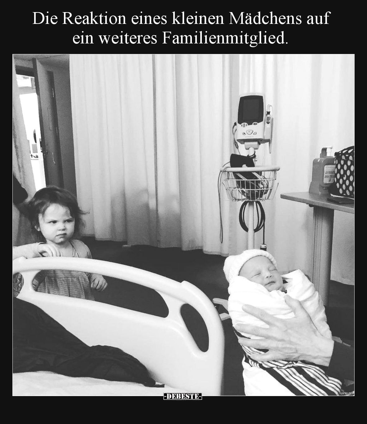 Die Reaktion eines kleinen Mädchens auf ein weiteres Familienmitglied.