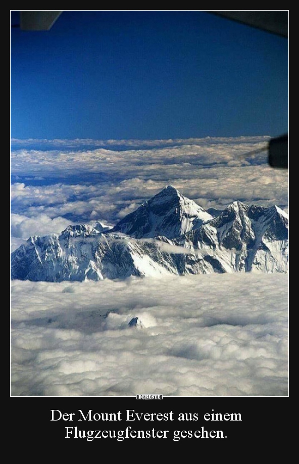Der Mount Everest aus einem Flugzeugfenster gesehen...