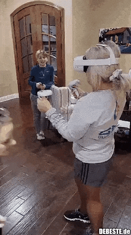 Die erste Regel, wenn jemand eine VR Brille auf hat...