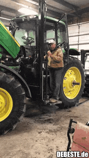 Ein 89-jähriger Bauer konnte nicht mehr in seinen Traktor steigen, also hat sein Sohn einen Aufzug für ihn gebaut, damit er weiterhin das machen kann, was er liebt. - Lustige Bilder | DEBESTE.de