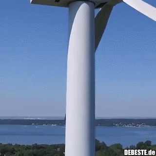 Eine Drohne prüft zur Sicherheit die Windkraftanlage..