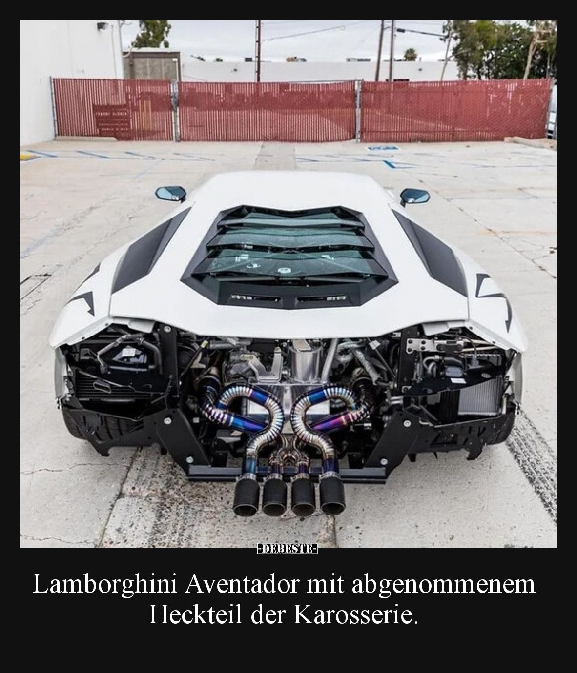 Lamborghini Aventador mit abgenommenem Heckteil der Karosserie.