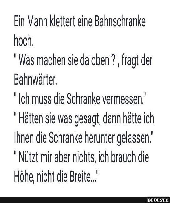 Ein mann klettert eine Bahnschranke hoch..