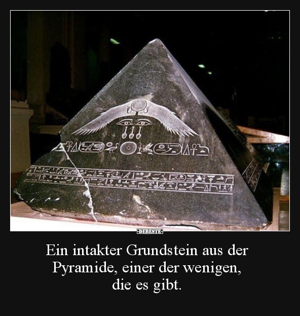 Ein intakter Grundstein aus der Pyramide, einer der..