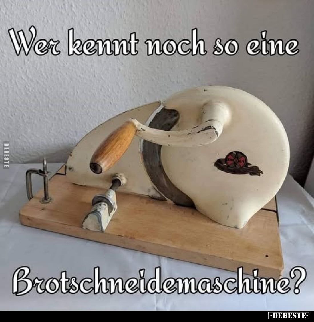 Wer kennt noch so eine
Brotschneidemaschine?