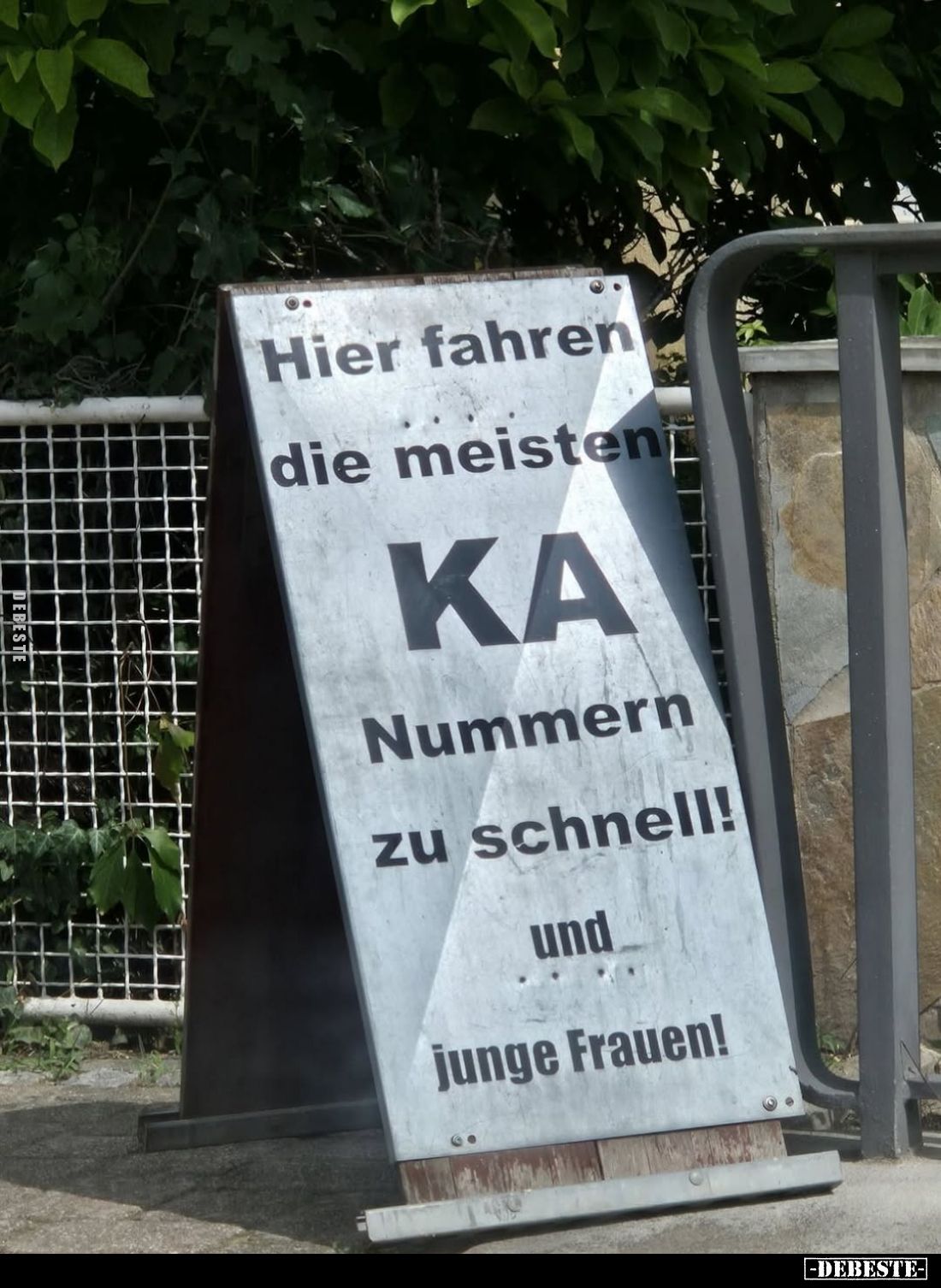 Hier fahren
die meisten
KA
Nummern zu schnell!
und
junge Frauen!