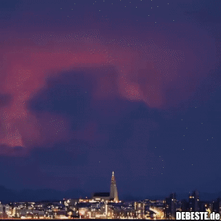 Ausbruch des Vulkans Fagradalsfjall von Islands Hauptstadt Reykjavik aus gesehen.