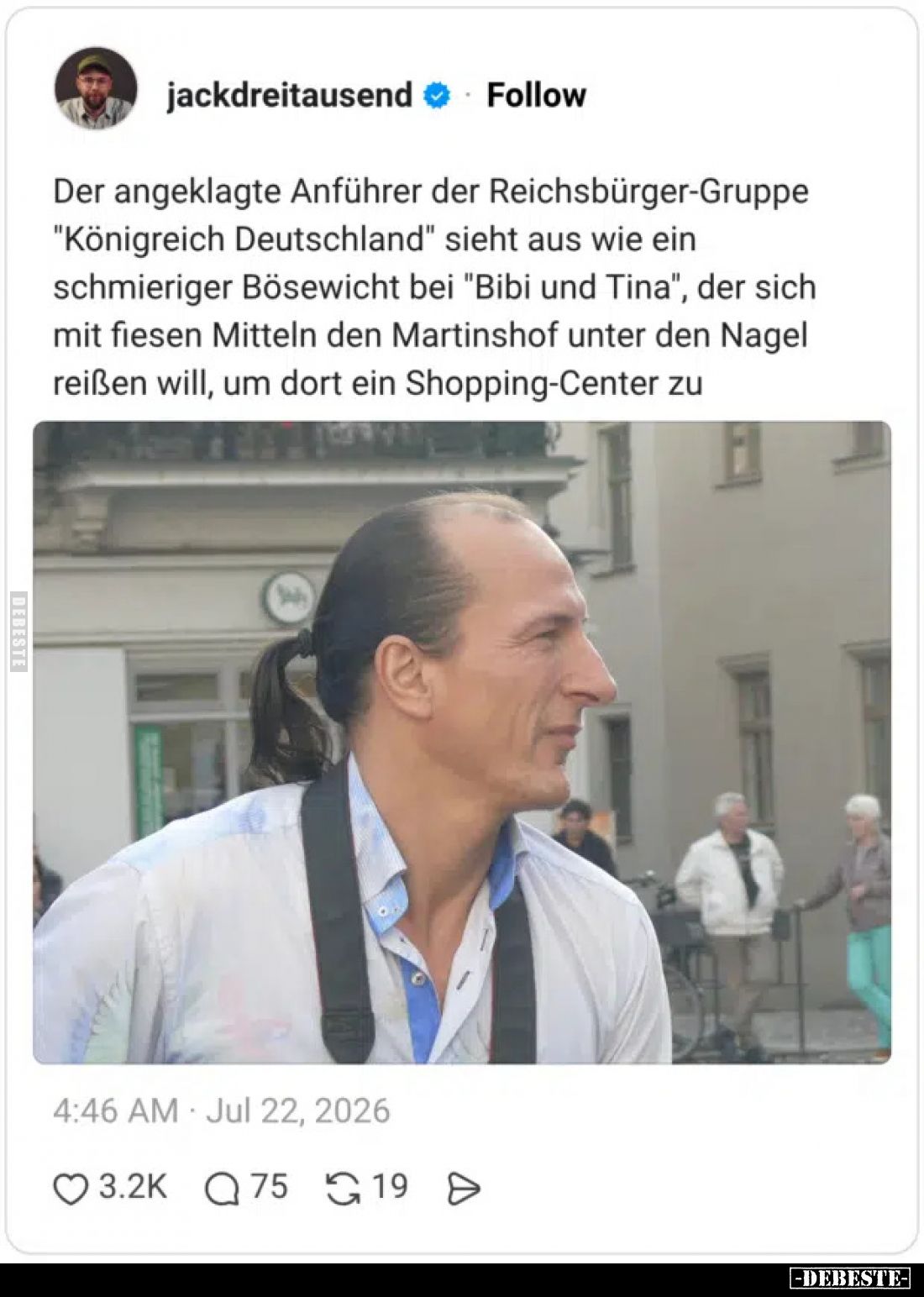 Der angeklagte Anführer der Reichsbürger-Gruppe "Königreich Deutschland" sieht aus wie ein schmieriger Bösewicht be...