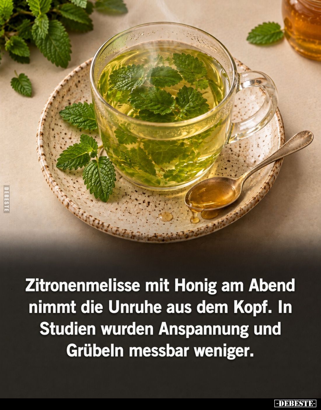Zitronenmelisse mit Honig am Abend nimmt die Unruhe aus dem Kopf. In Studien wurden Anspannung und Grübeln messbar weniger.