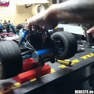 Eine solche Zentrifugalkraft verursacht eine Reifenverformung..