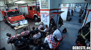 Kroatische Feuerwehrmänner sehen das Spiel ihrer Nationalmannschaft.. - Lustige Bilder | DEBESTE.de