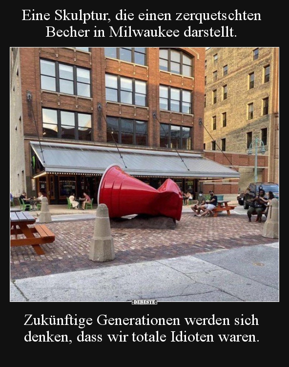 Eine Skulptur, die einen zerquetschten Becher in Milwaukee..