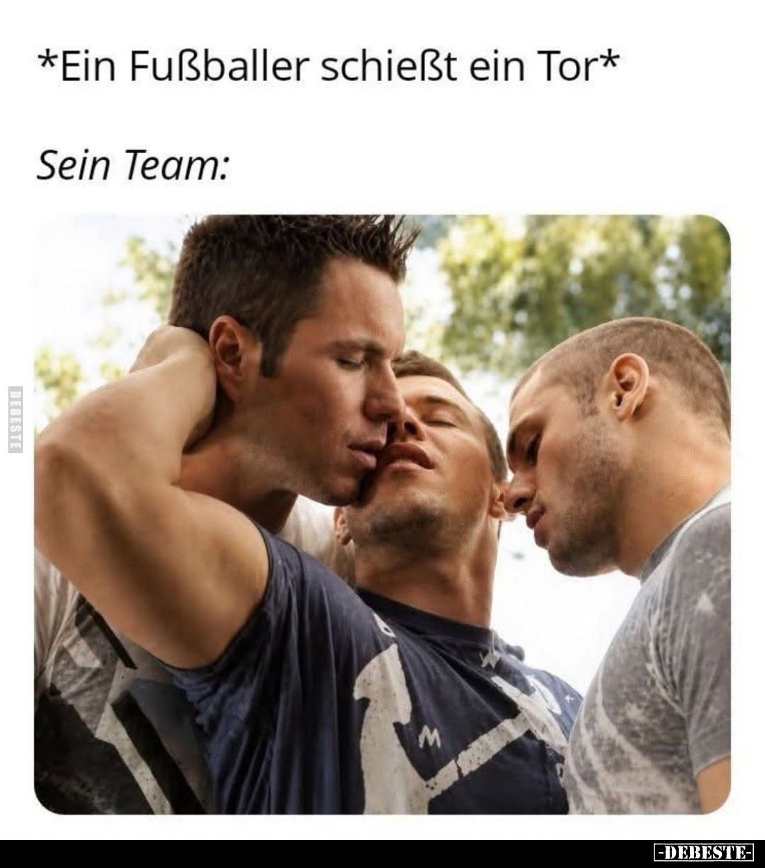 Ein Fußballer schießt ein Tor.