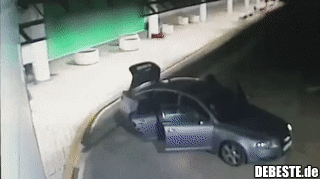 Ein nicht ganz so schlauer Dieb flüchtet in ein von der Polizei blockiertes Auto.