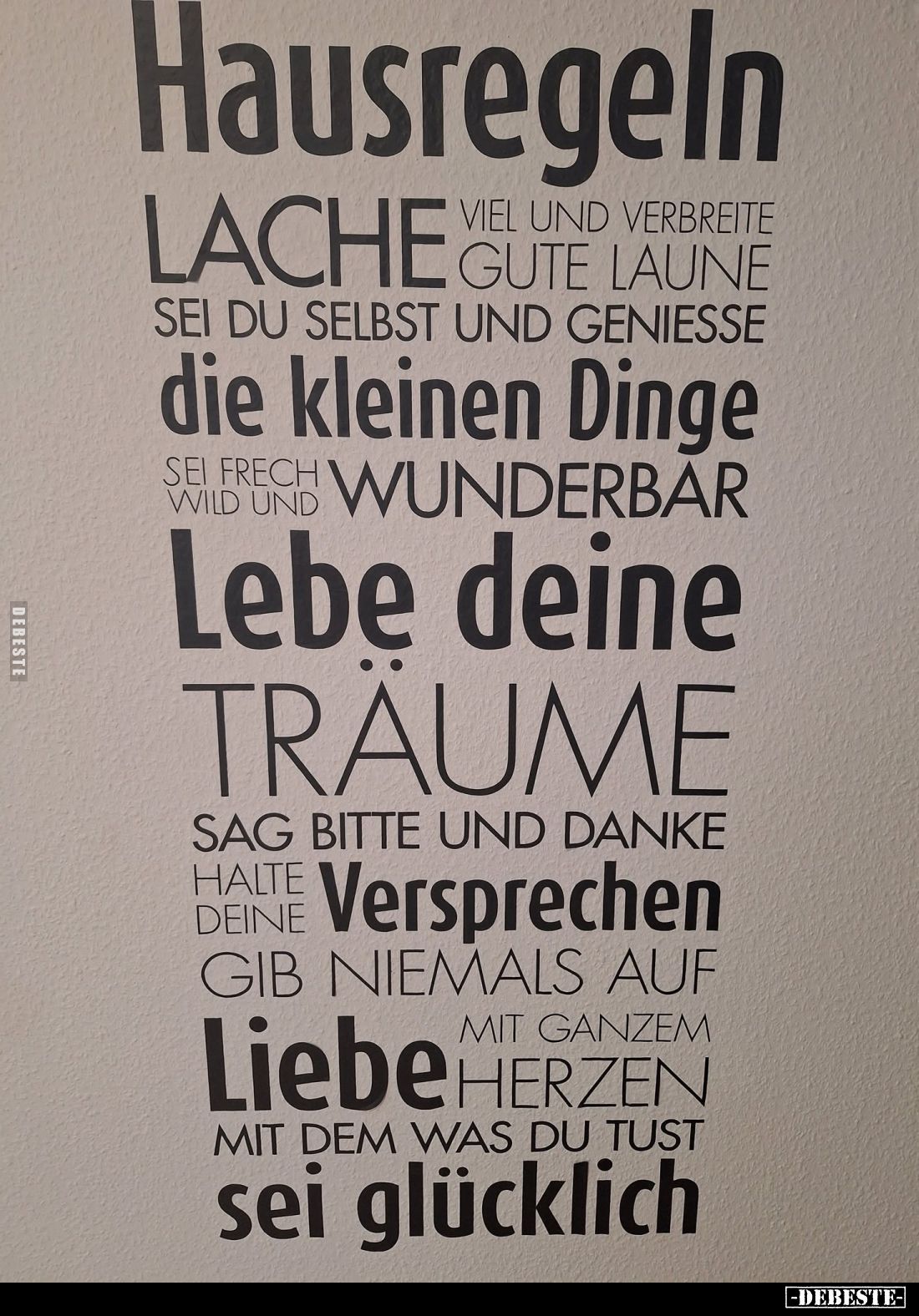 Hausregeln:

Lache viel und verbreite gute Laune.

Sei du selbst und genieße die kleinen Dinge.

Sei frech, wild und wu...