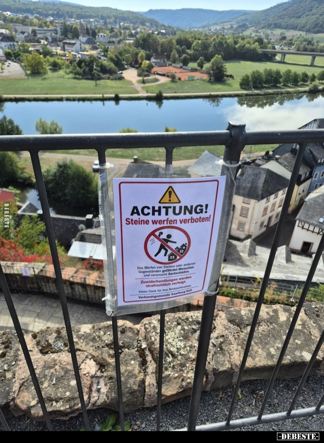 ACHTUNG!
Steine werfen verboten!

Das Werfen von Steinen oder anderen Gegenständen gefährdet Menschen und verursacht Sachs...