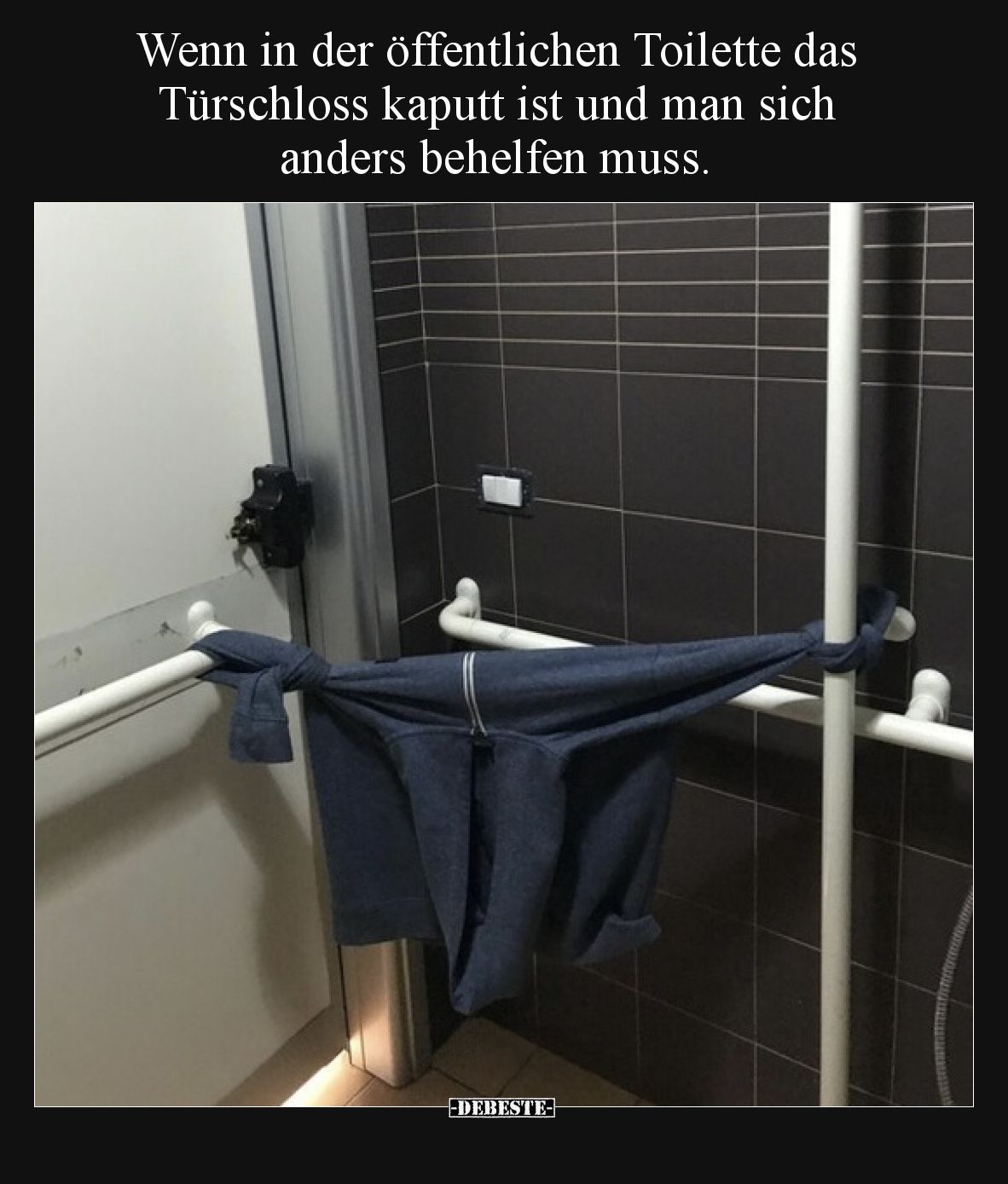 Wenn in der öffentlichen Toilette das Türschloss kaputt ist und man sich anders behelfen muss.