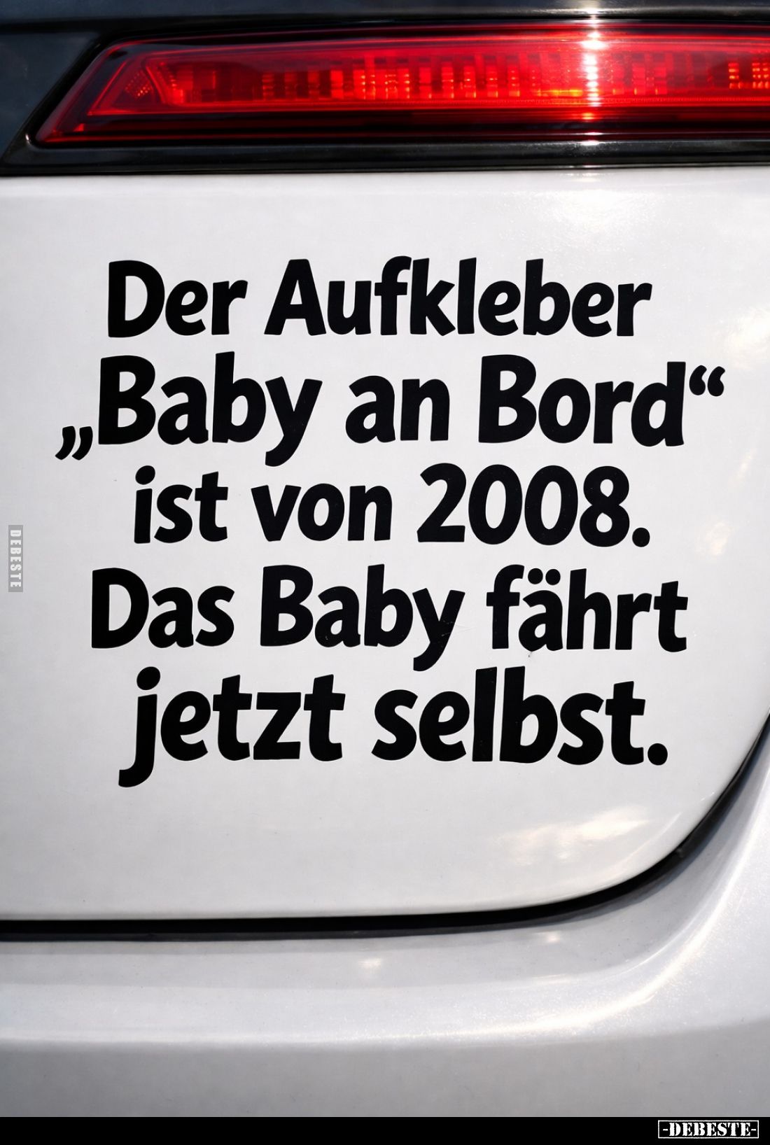Der Aufkleber „Baby an Bord" ist von 2008.
Das Baby fährt jetzt selbst.