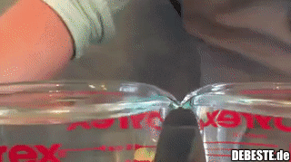 Die Wasserbrücke - Ein physikalisches Experiment, bei dem Hochspannung dazu verwendet wird, einen Wasserfaden zwischen zwei Glasgefäßen zu ziehen. - Lustige Bilder | DEBESTE.de