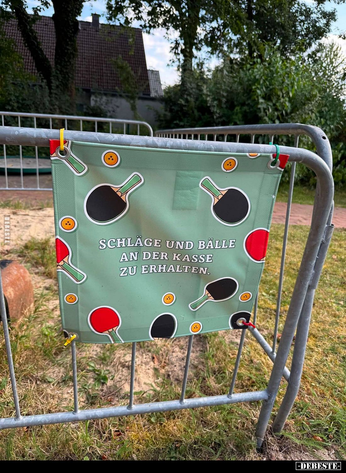 Schläger und Bälle an der Kasse zu erhalten.